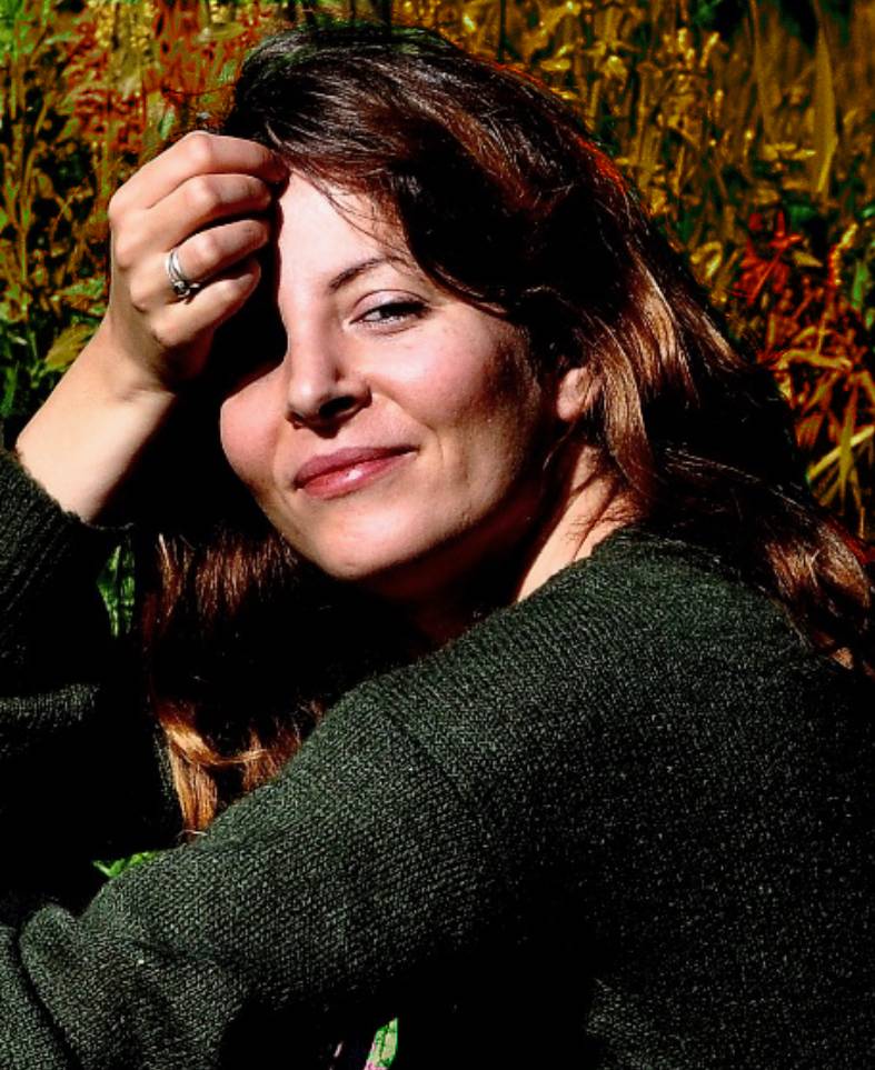 I am Cristina Lago — Spanish writer, illustrator, jurist, and activist based in Brussels. My work was born from an inner journey that began years ago, when I started painting, compelled by a deep need to draw out the pain I carried within. During that time, dark images and characters surfaced, leaving a profound psychological and transformative imprint on my life. Without realizing it, I was engaging in what Jung calls shadow work. From that same process, my writing began to unfold: those images gradually became words, giving shape to my first literary work, “La intimidad del agua”. In the years that followed, I set aside my creative pursuits to devote myself to my professional career within the European Institutions, as well as to the early stages of motherhood.